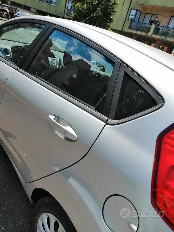 Usata Ford Fiesta 82 CV (60 kW) 2016 Grigio Utilitaria