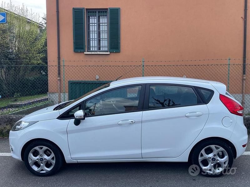Usata Ford Fiesta 96 CV (70 kW) 2012 Bianco Utilitaria