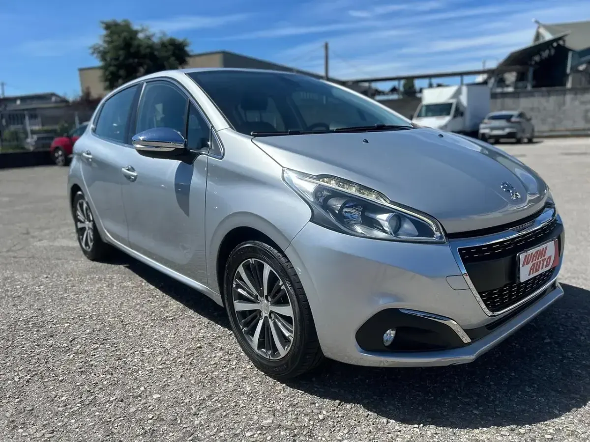 Usata Peugeot 208 Active 82 CV (60 kW) 2017 Argento Utilitaria