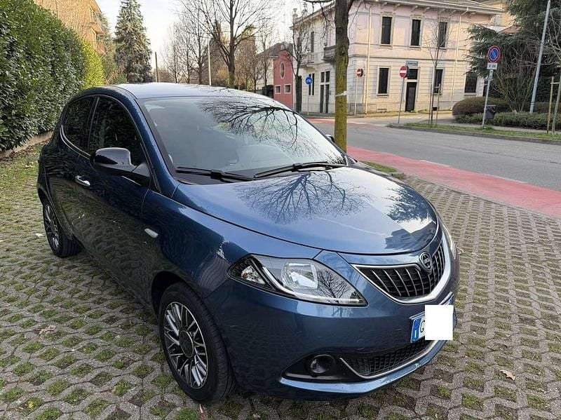 Usata Lancia Ypsilon Gold 69 CV (50 kW) 2023 Blu/azzurro Utilitaria