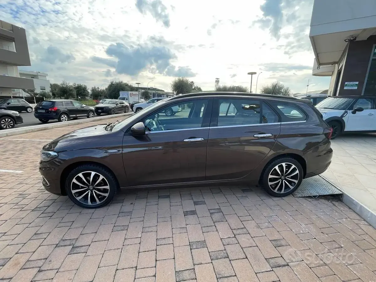 Usata Fiat Tipo Lounge 120 CV (88 kW) 2019 Marrone Station wagon