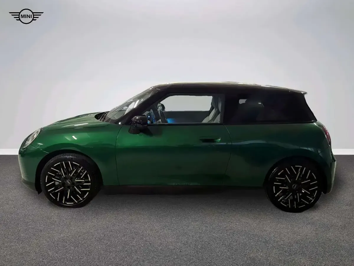 Nuova Mini Cooper SE Favoured 160 kW (218 CV) 2026 Verde Utilitaria