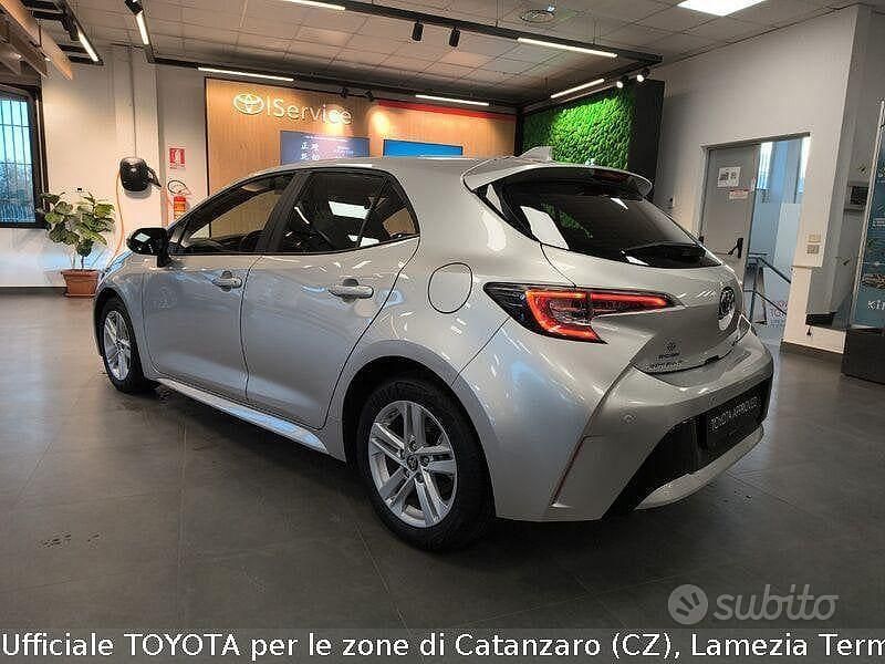 Usata Toyota Corolla Active 122 CV (89 kW) 2022 Grigio Berlina