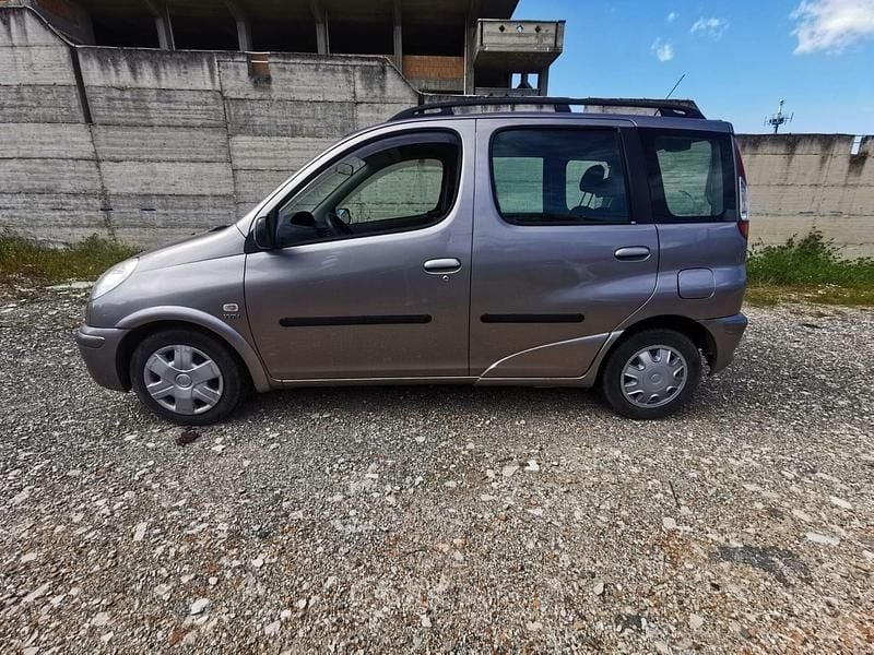 Usata Toyota Yaris Verso Sol 84 CV (61 kW) 2006 Grigio Monovolume