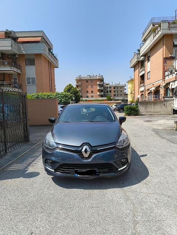 Grigio Usata 2018 Renault Clio IV Due volumi | 8800 € (Buon prezzo) - Immagine 1/4