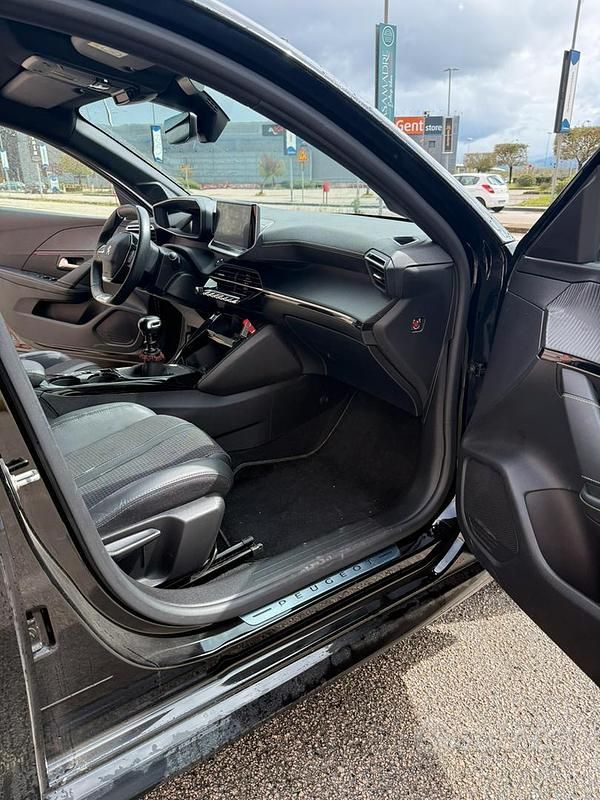 Usata Peugeot 208 GT-line 102 CV (75 kW) 2023 Nero Utilitaria