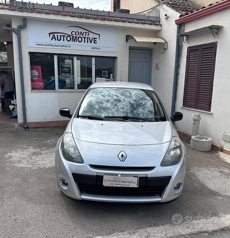 Grigio Usata 2011 Renault Clio II Dynamique Tre volumi | 3500 € (Buon prezzo) - Immagine 1/4
