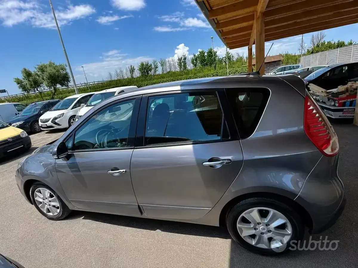 Usata Renault Scénic Luxe 131 CV (96 kW) 2011 Grigio Monovolume