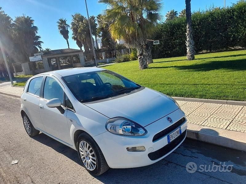 Bianco Usata 2014 Fiat Punto Lounge Tre volumi | 3800 € (Buon prezzo) - Immagine 1/4