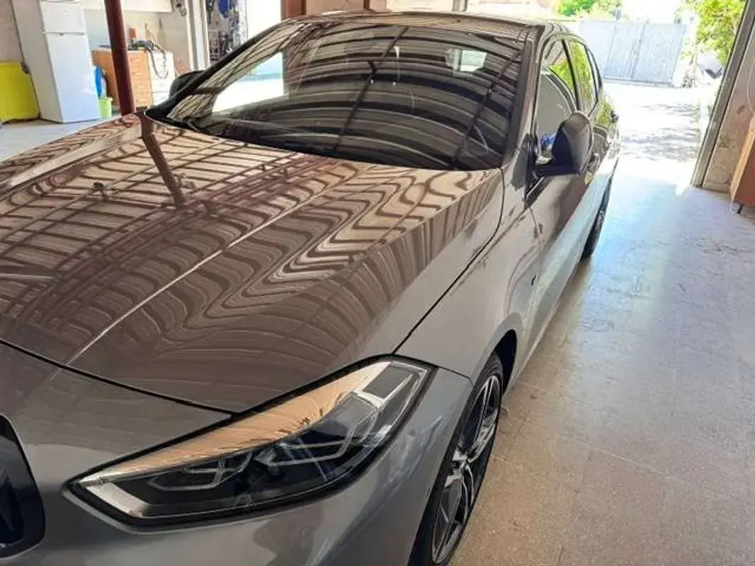 Usado BMW 118 M Sport 150 HP (110 kW) 2024 Cinzento Citadino