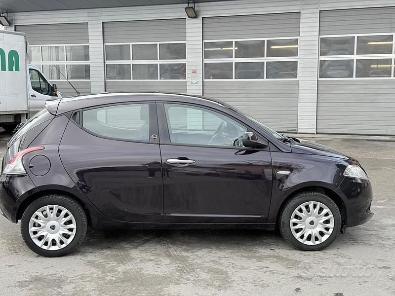 Usata Lancia Ypsilon Gold 69 CV (50 kW) 2012 Viola Utilitaria