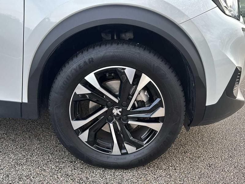 Usata Peugeot e-2008 Allure 100 kW (136 CV) 2023 Bianco SUV
