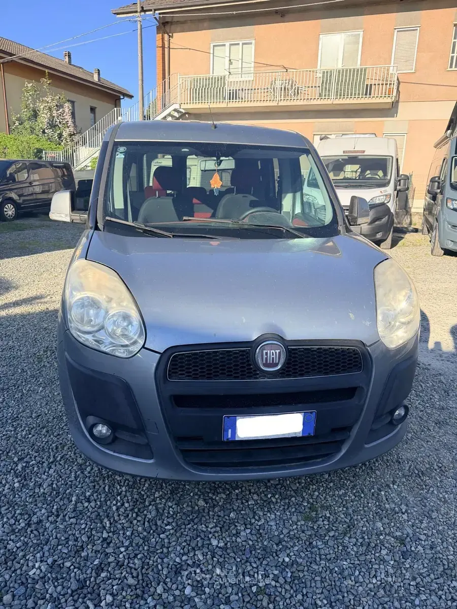Usata Fiat Doblò 106 CV (77 kW) 2012 Gray Monovolume