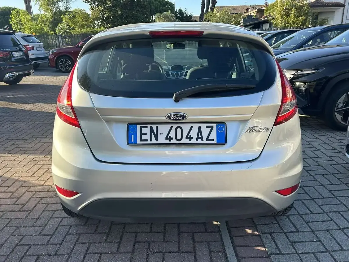 Usata Ford Fiesta Titanium 92 CV (67 kW) 2012 Argento Berlina