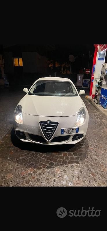 Usata Alfa Romeo Giulietta Distinctive 120 CV (88 kW) 2016 Bianco Utilitaria