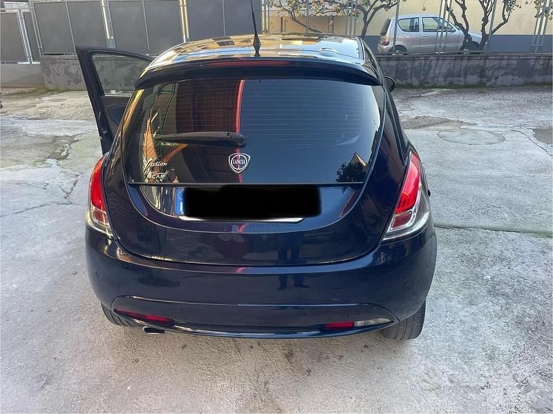 Usado Lancia Ypsilon 95 CV (69 kW) 2017 Azul Utilitario