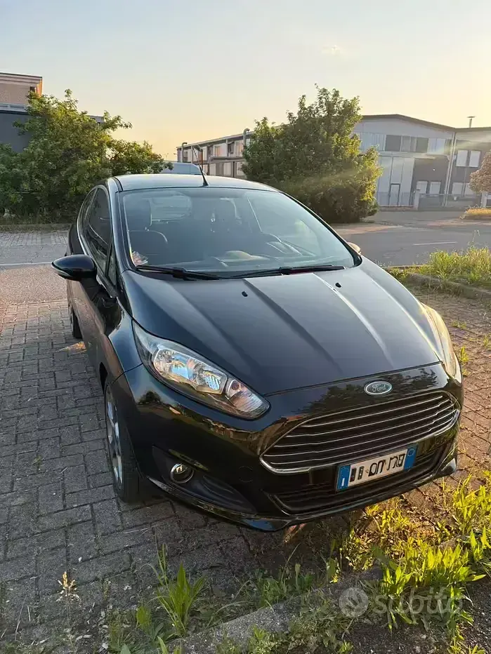 Usata Ford Fiesta 75 CV (55 kW) 2013 Nero Berlina