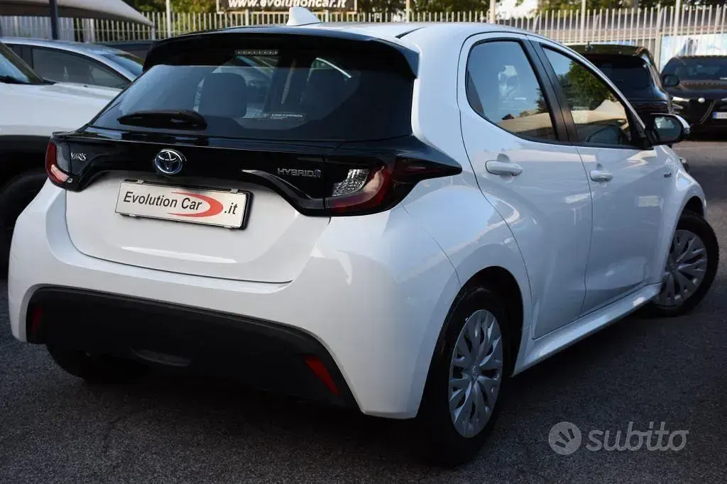 Usata Toyota Yaris Hybrid Business Edition 92 CV (67 kW) 2020 Bianco Berlina
