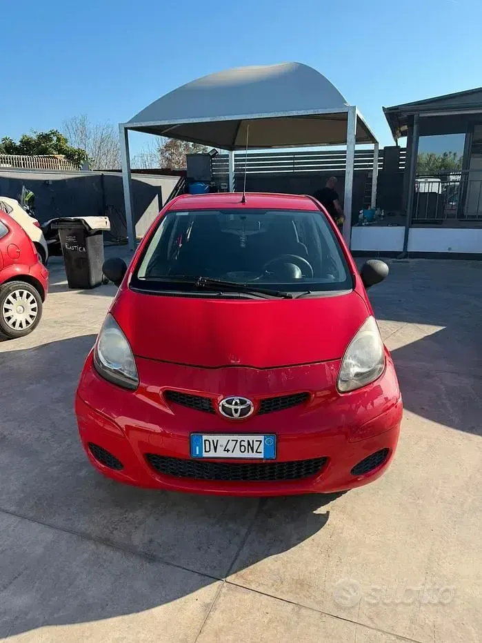 Usata Toyota Aygo Sol 68 CV (50 kW) 2009 Rosso Utilitaria