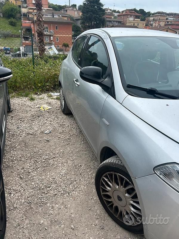 Usata Lancia Ypsilon Silver 69 CV (50 kW) 2017 Grigio Utilitaria