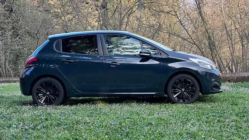 Usata Peugeot 208 Allure 81 CV (59 kW) 2018 Blu Utilitaria