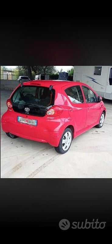 Usata Toyota Aygo 67 CV (49 kW) 2007 Rosso Utilitaria