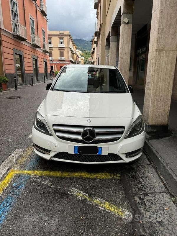 Usata Mercedes B180 109 CV (80 kW) 2012 Bianco Monovolume