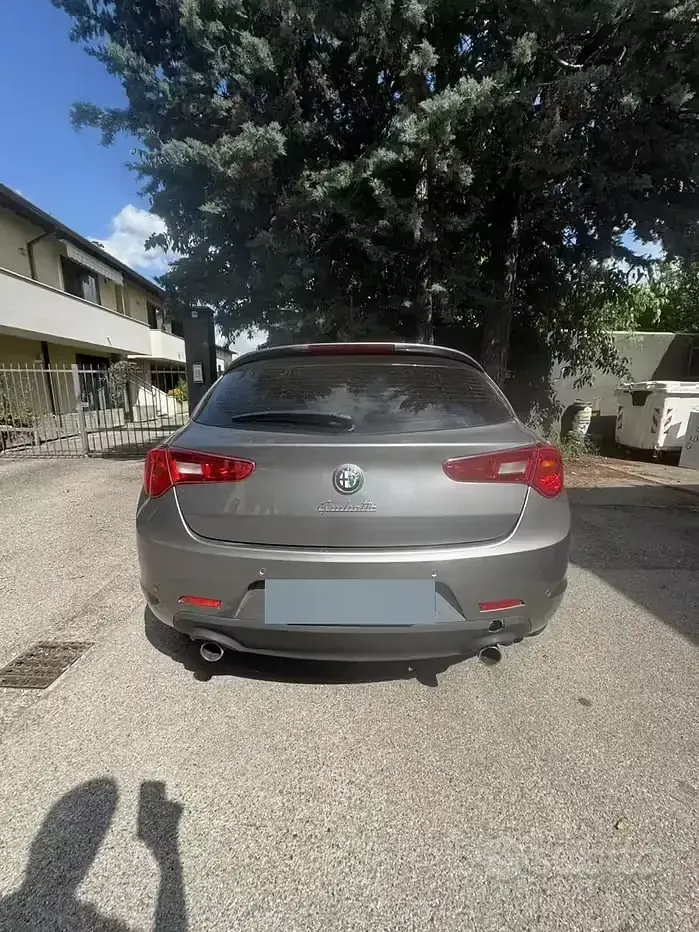 Usado Alfa Romeo Giulietta 175 CV (128 kW) 2014 Gris Utilitario