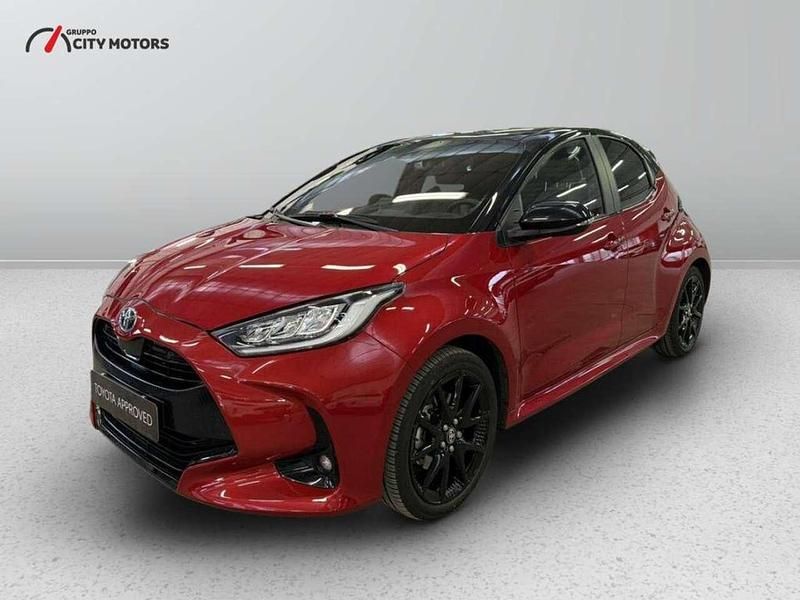 Rosso Usata 2023 Toyota Yaris Hybrid Style Tre volumi | 20.900 € (Buon prezzo) - Immagine 1/2