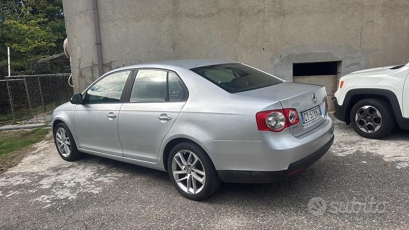 Usata VW Jetta 105 CV (77 kW) 2005 Grigio Berlina
