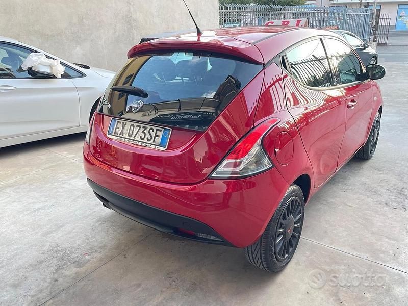 Usata Lancia Ypsilon 69 CV (50 kW) 2015 Rosso Utilitaria