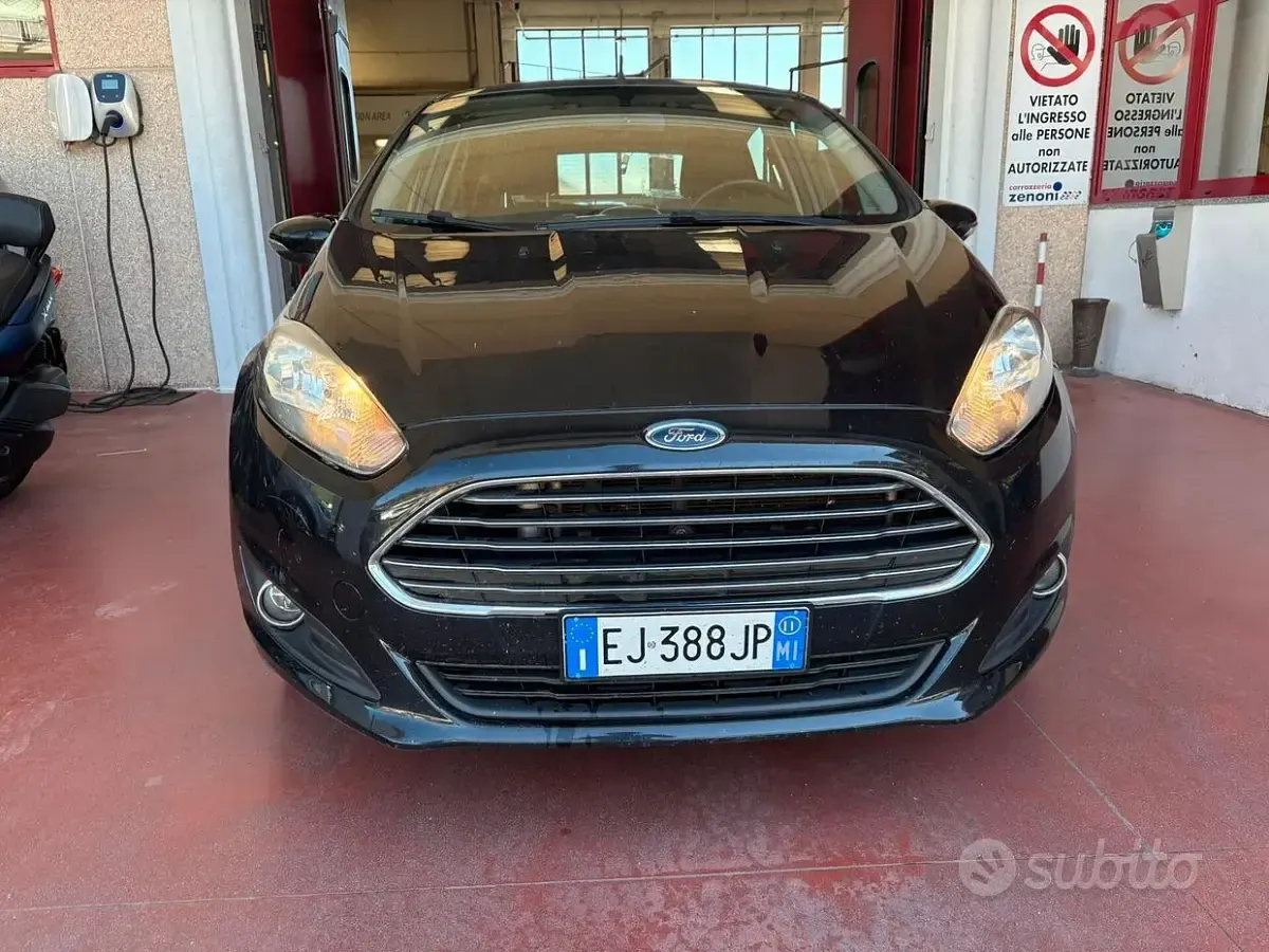 Usata Ford Fiesta 70 CV (51 kW) 2011 Bluazzurro Berlina