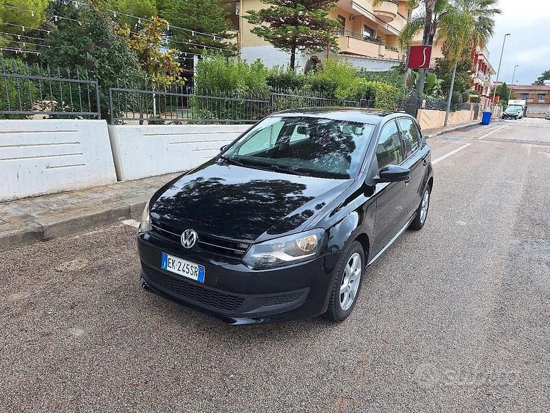 Usata 2013 VW Polo Tre volumi | 4990 € (Ottimo prezzo) - Immagine 1/4