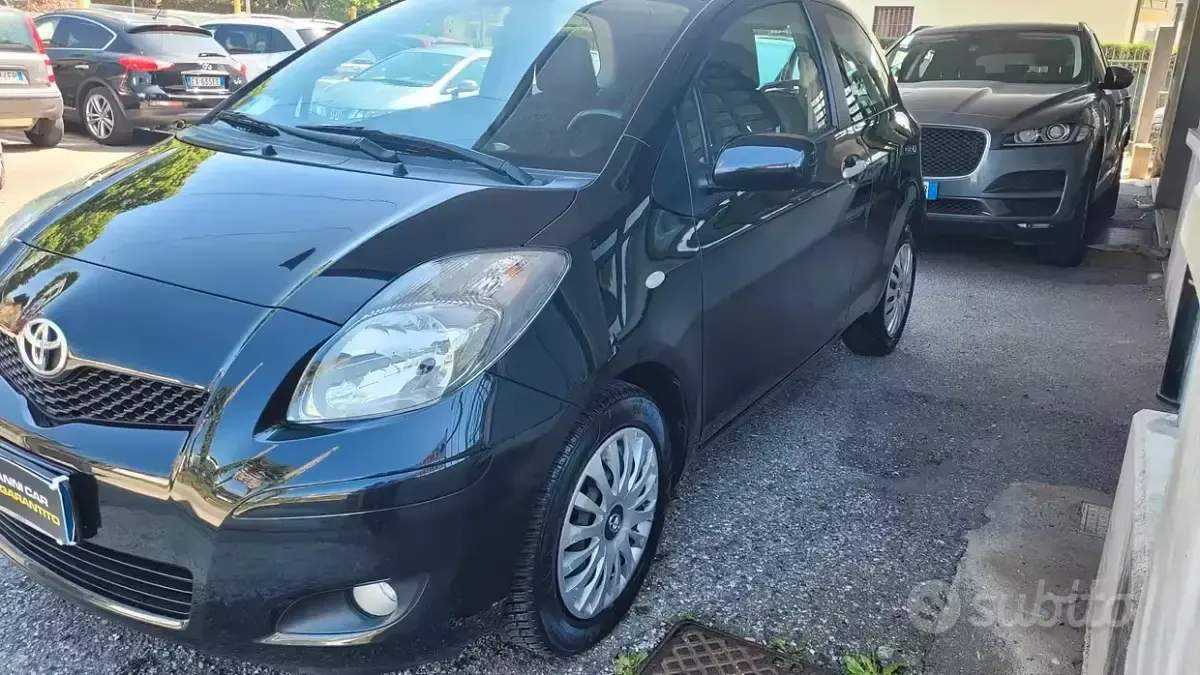 Usata Toyota Yaris Sol 90 CV (66 kW) 2011 Nero Utilitaria