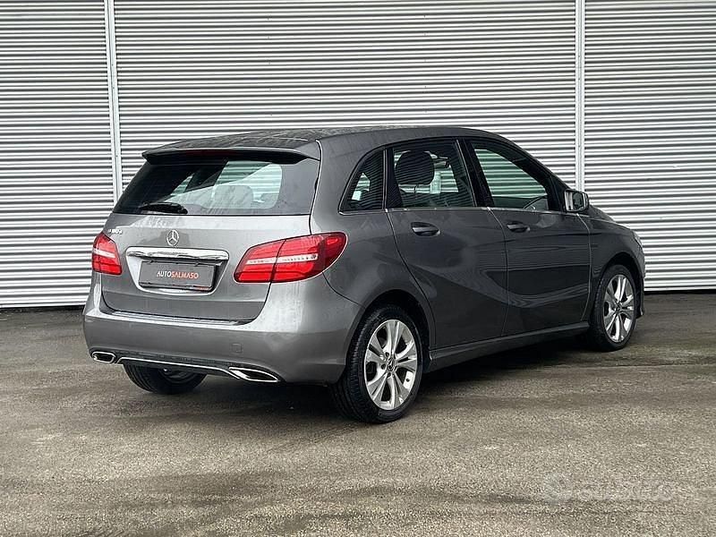 Usata Mercedes B180 Business 109 CV (80 kW) 2018 Grigio Monovolume