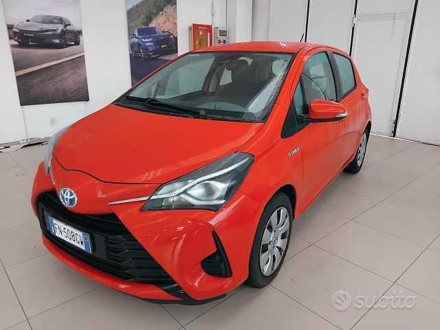 Usata Toyota Yaris Cool 73 CV (53 kW) 2018 Rosso Berlina