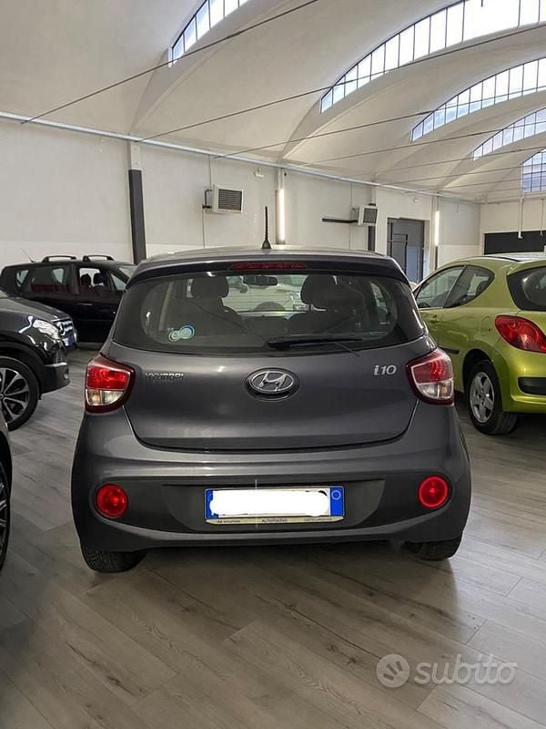 Usata Hyundai i10 Style 66 CV (48 kW) 2017 Grigio Utilitaria
