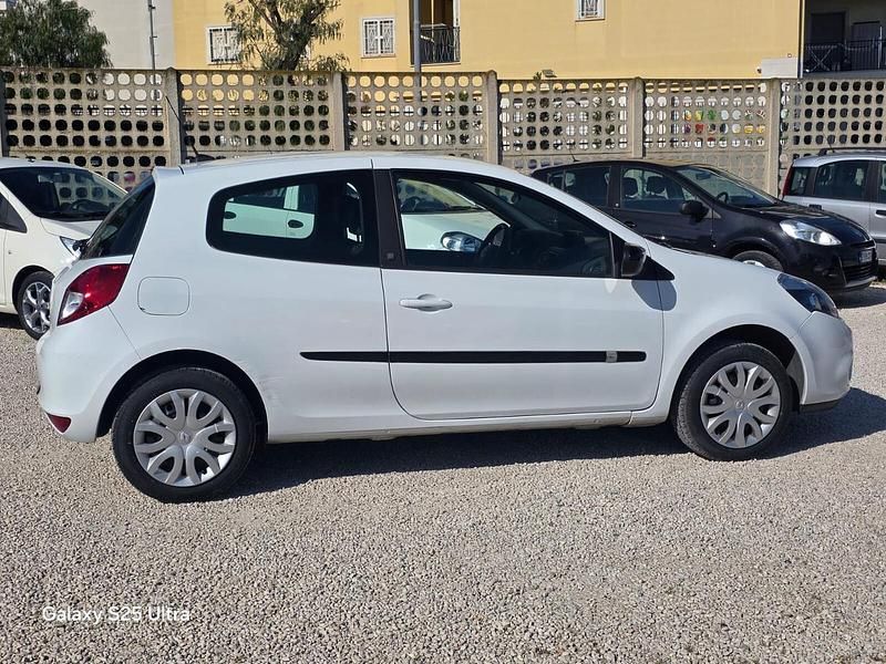 Usata Renault Clio II Luxe 74 CV (54 kW) 2010 Bianco Berlina