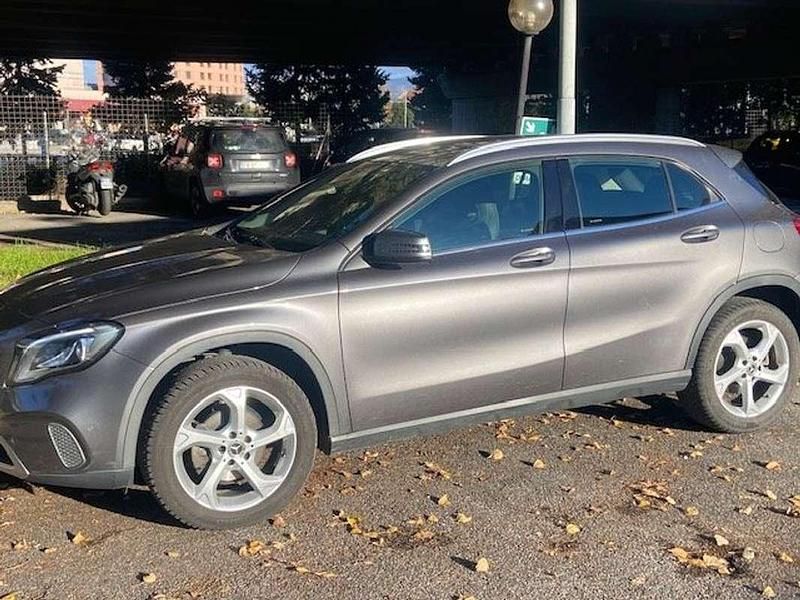 Begagnad Mercedes GLA200 Premium 136 HK (100 kW) 2019 Grå SUV