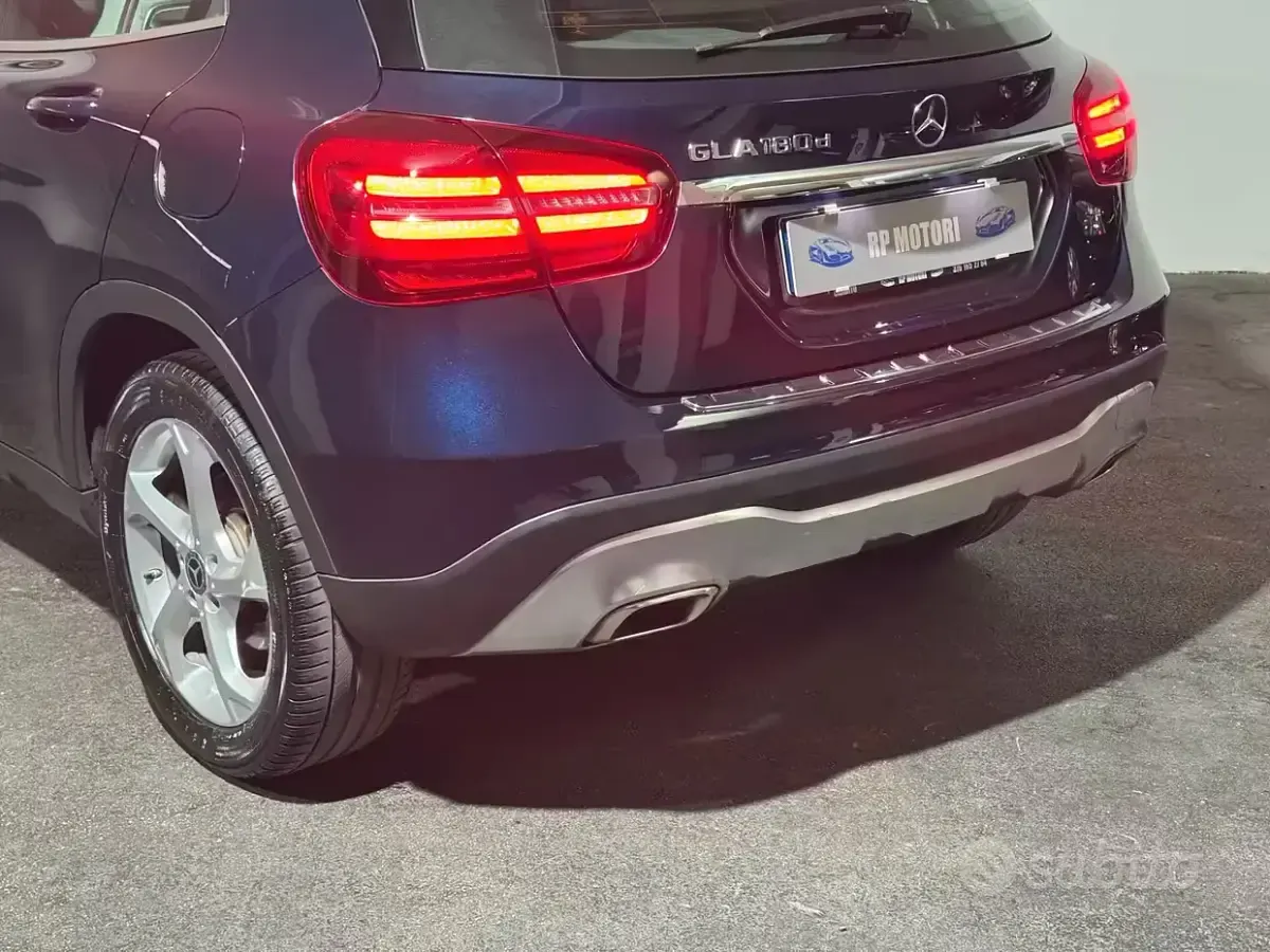 Usata Mercedes GLA180 Premium 109 CV (80 kW) 2018 Blu SUV