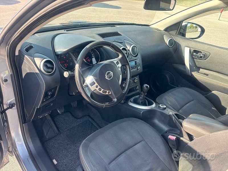 Grigio Usata 2010 Nissan Qashqai SUV | 5200 € - Immagine 1/4