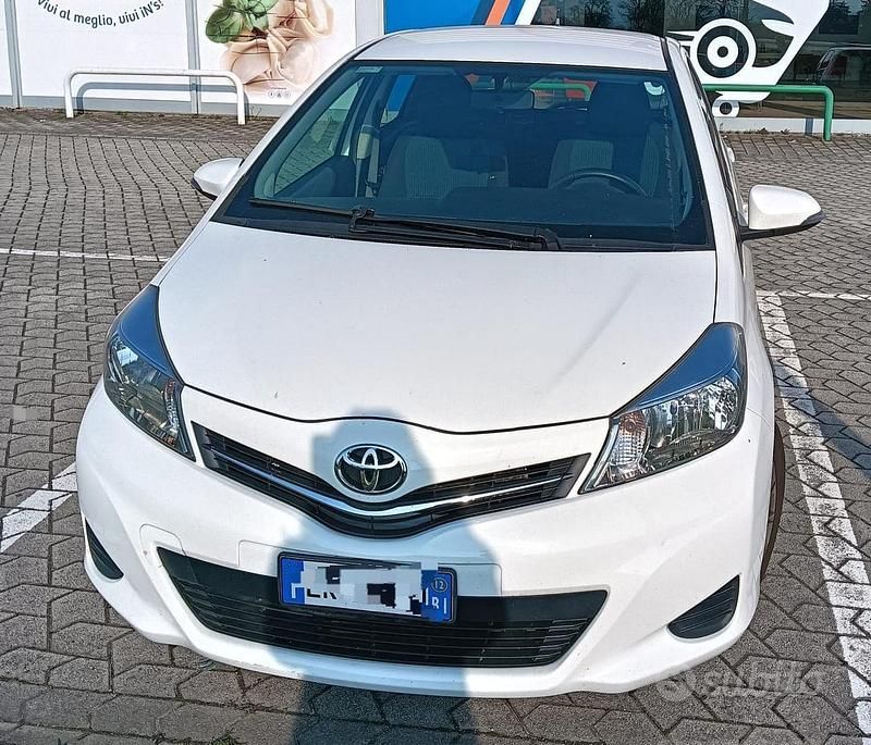 Usata Toyota Yaris 90 CV (66 kW) 2012 Bianco Utilitaria