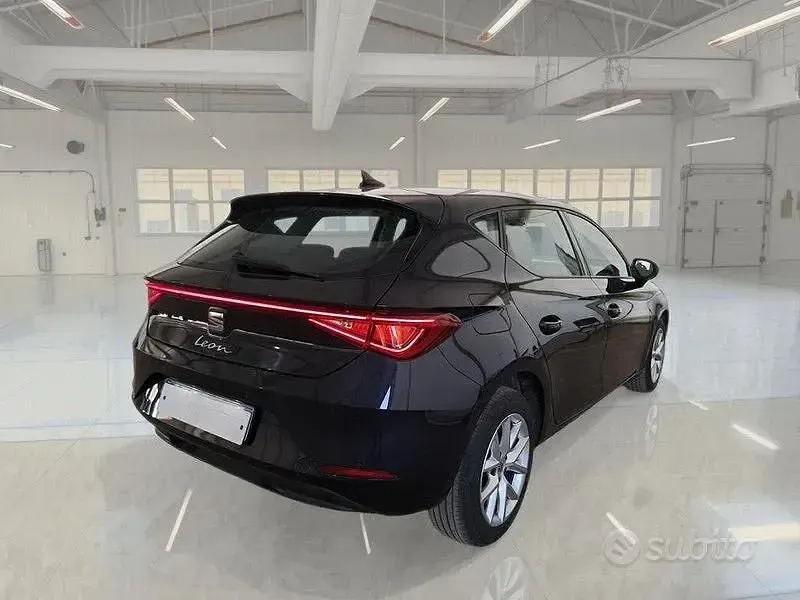 Usata Seat Leon Business 116 CV (85 kW) 2022 Nero Berlina