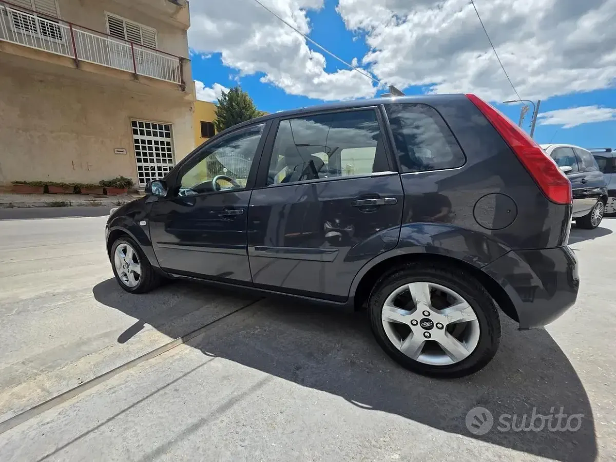 Usata Ford Fiesta 68 CV (50 kW) 2007 Grigio Utilitaria