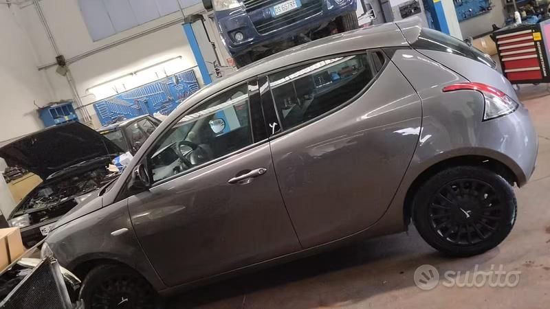 Usata Lancia Ypsilon 95 CV (69 kW) 2015 Grigio Utilitaria