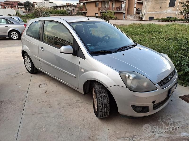 Usata Ford Fiesta Titanium 68 CV (50 kW) 2008 Grigio Utilitaria