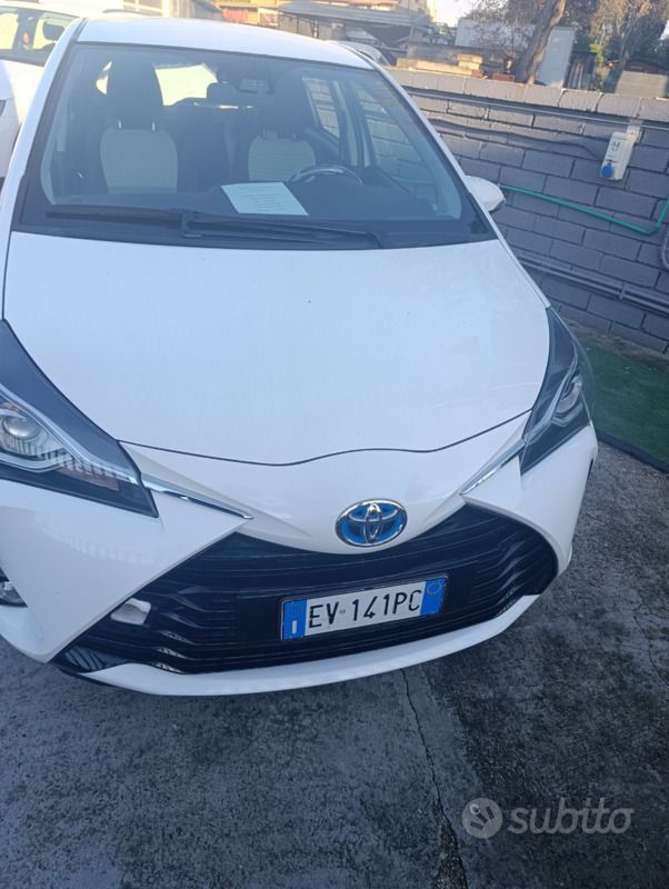 Bianco Usata 2015 Toyota Yaris Hybrid Due volumi | 9000 € (Buon prezzo) - Immagine 1/3