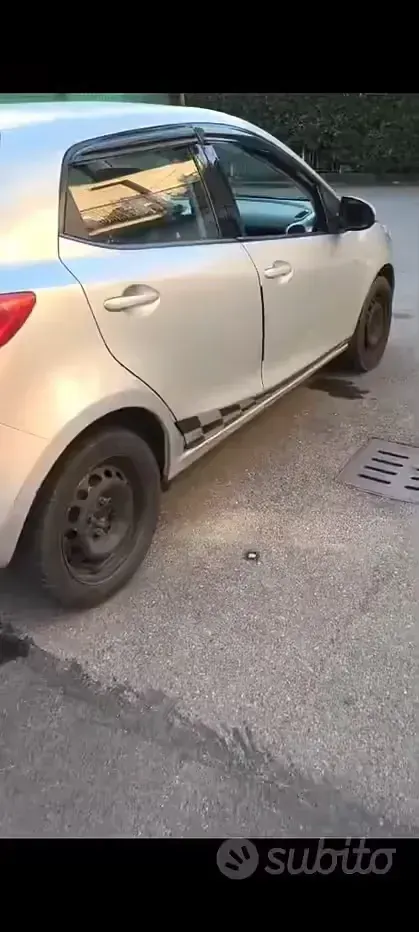 Usata Mazda 2 86 CV (63 kW) 2007 Grigio Utilitaria