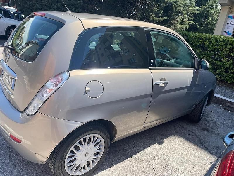 Usado Lancia Ypsilon 60 HP (44 kW) 2010 Citadino