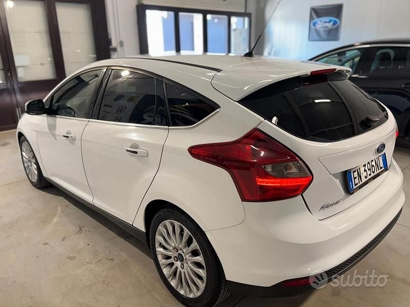 Begagnad Ford Focus Titanium 95 HK (69 kW) 2012 Vit Sedan